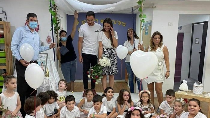 ילדי הגן וראש העיר עם החתן כלה. צילום: דוברות