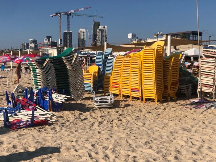 כיסאות בחוף הים