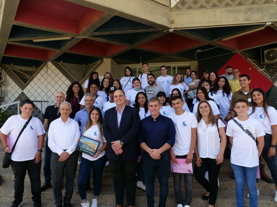 חברי מועצת הנוער עם הנהלת העיר בראשות צביקה ברוט- צילום: דוברות עיריית בת ים