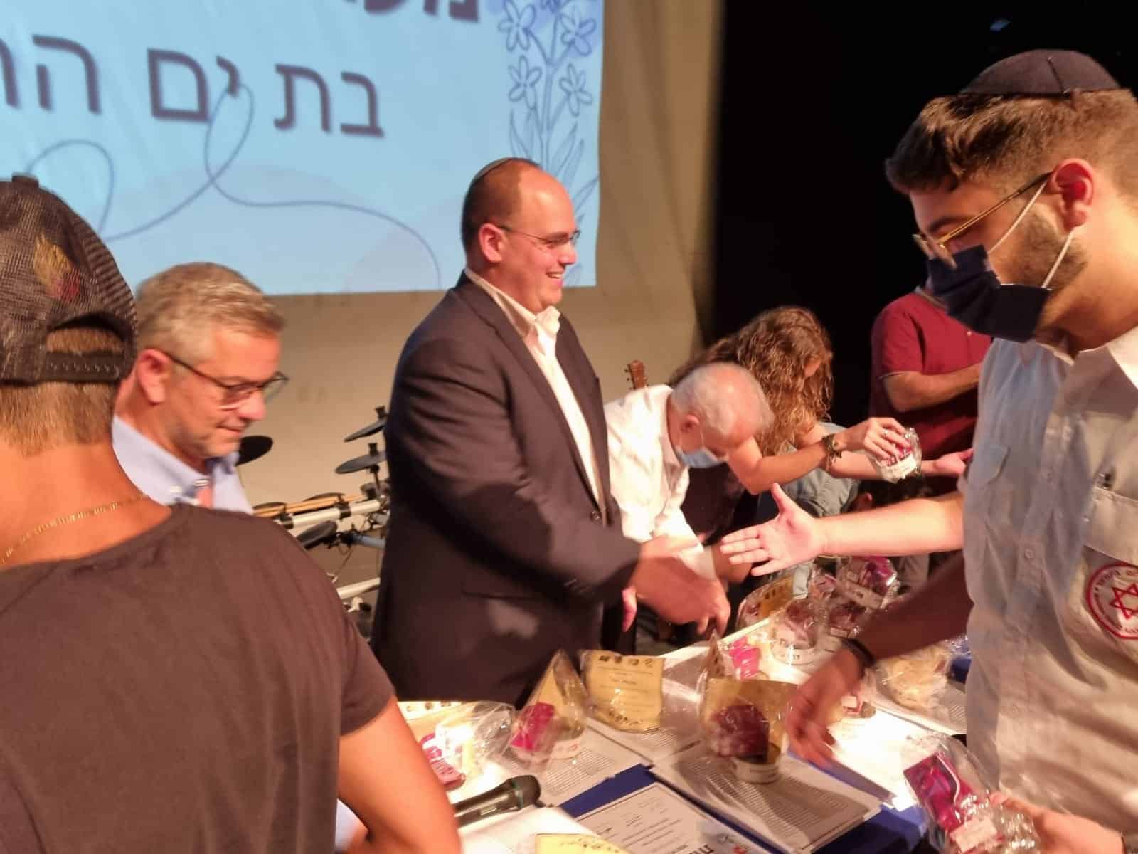 ראש העיר צביקה ברוט מעניק את התעודות למצטיינים- צילום: החברה לתרבות פנאי וספורט- בת ים