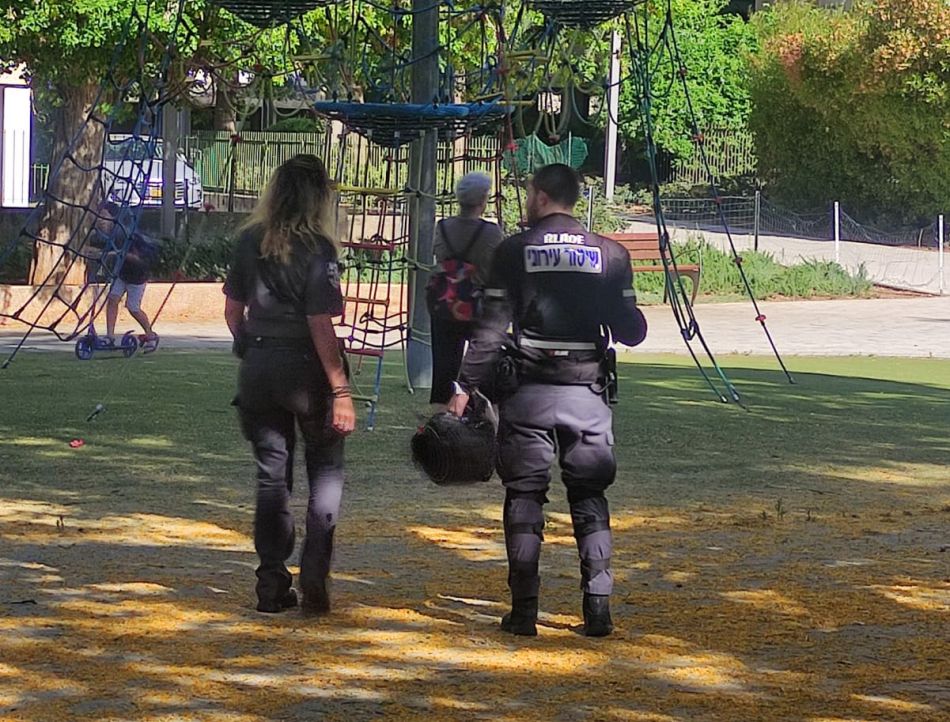אנשי הפיקוח העירוני בסיור בגן ציבורי בעיר- צילום: עיריית חולון