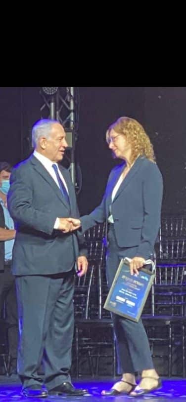 ראש הממשלה בנימין נתניהו ומנהלת וולפסון- ענת אנגל. צילום: דוברות וולפסון