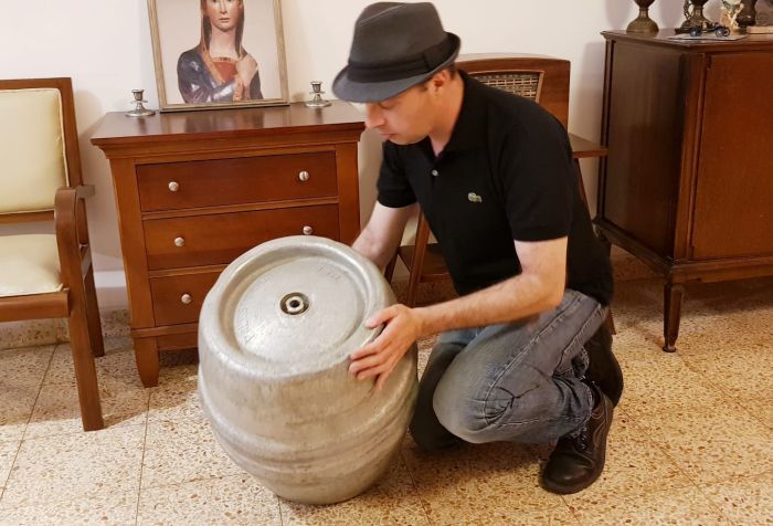 רובי עם חבית הבירה. צילום: פרטי