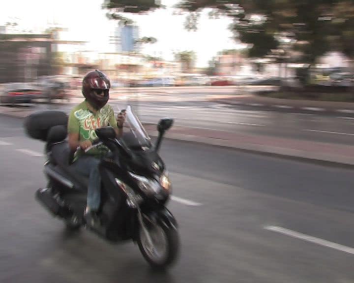 רוכב קטנוע צעיר- צילום: עמותת אור ירוק