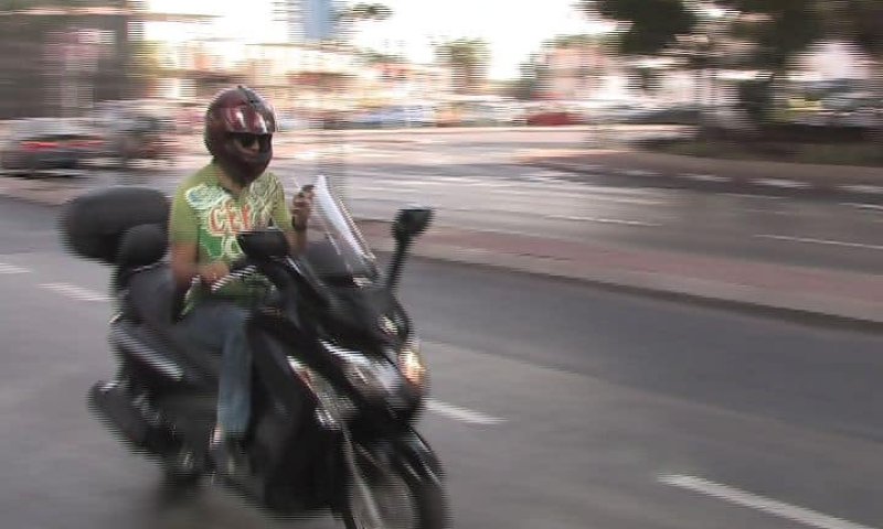 רוכב קטנוע צעיר- צילום: עמותת אור ירוק