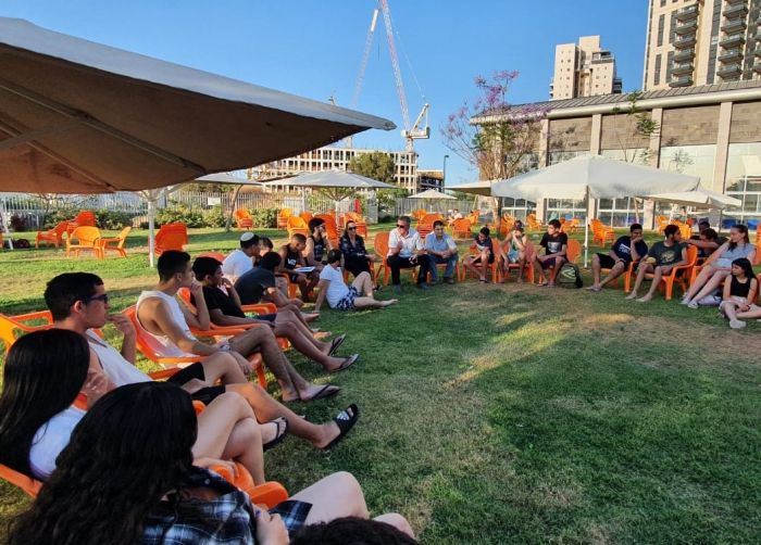 בני נוער מלוד בקריית אונו. צילום: אגף השירותים החברתיים