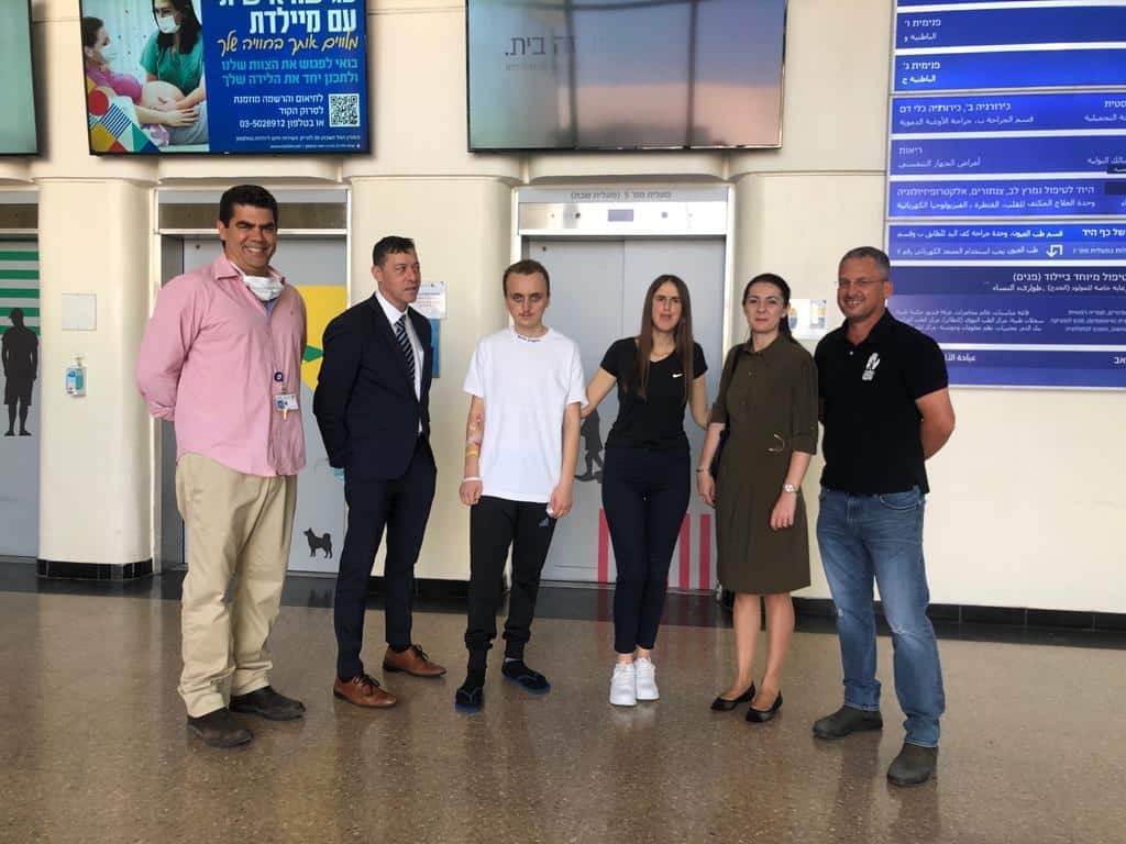 משמאל לימין: ד"ר חגי דקל, שגריר ישראל בקוסובו דן אוריין, הילד רוסטם בן ה-16 שעבר ניתוח לב, לנורה דודה של רוסטם שליוותה אותו לישראל, אינס דמרי שגרירת קוסובו בישראל, סיימון פישר מנכ"ל הצל ליבו של ילד. צילום: דוברות וולפסון