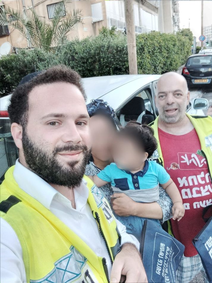 המחלצים עם הפעוט האם והסב- צילום ידידים סיוע בדרכים