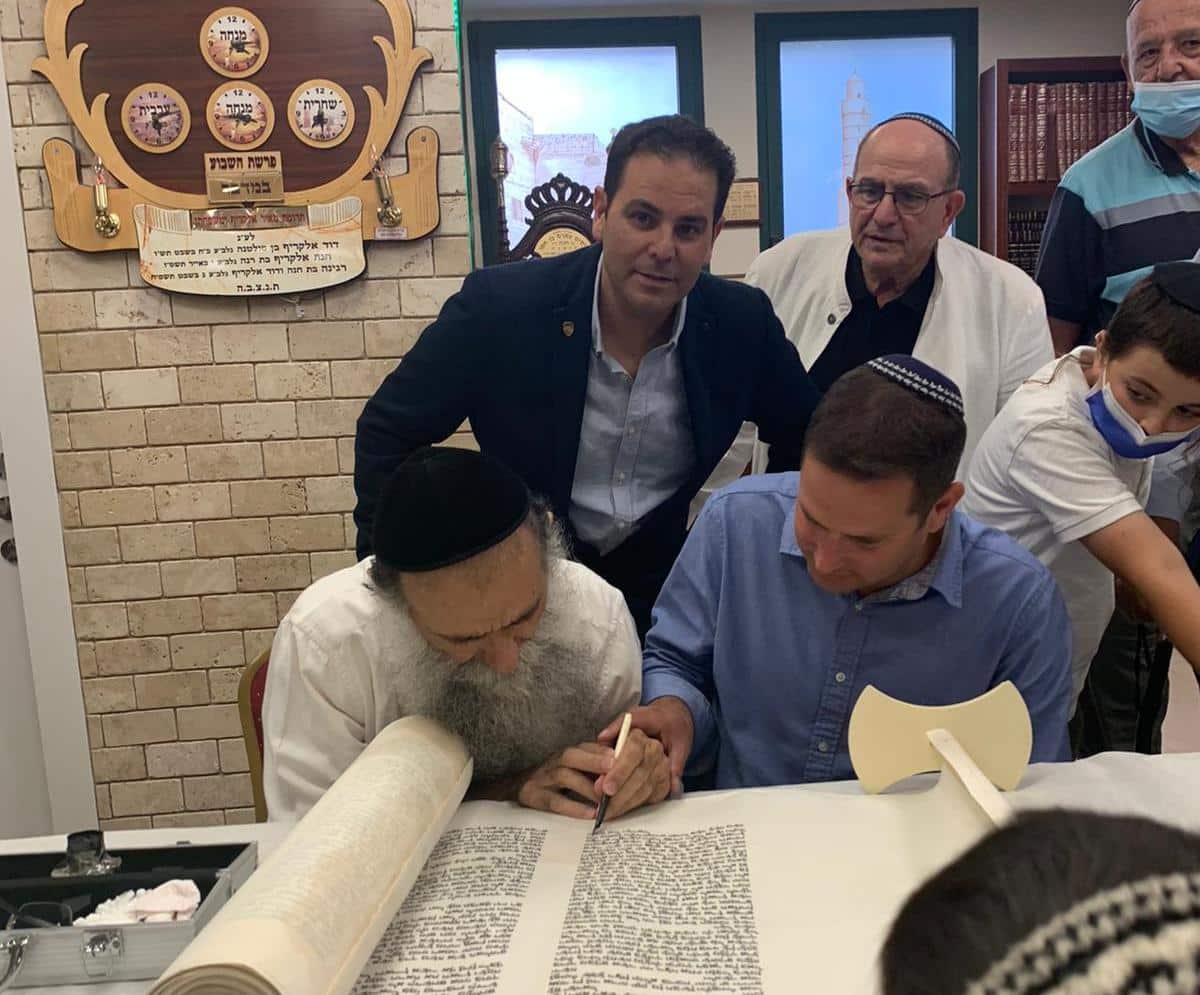 הכנסת ספר תורה. צילום: אוהד אוזן