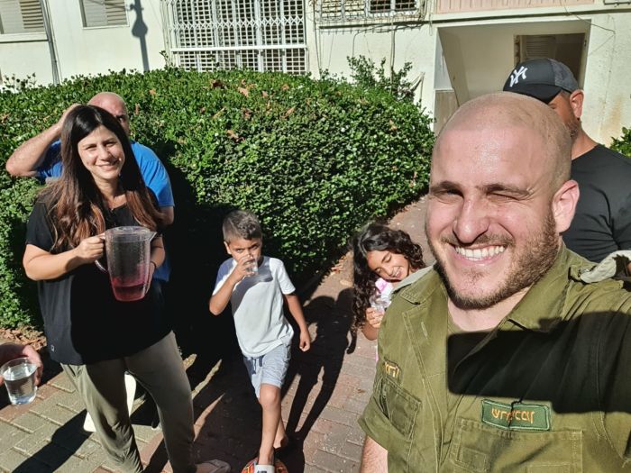 מפנים את המקלט. צילום: דוברות העירייה