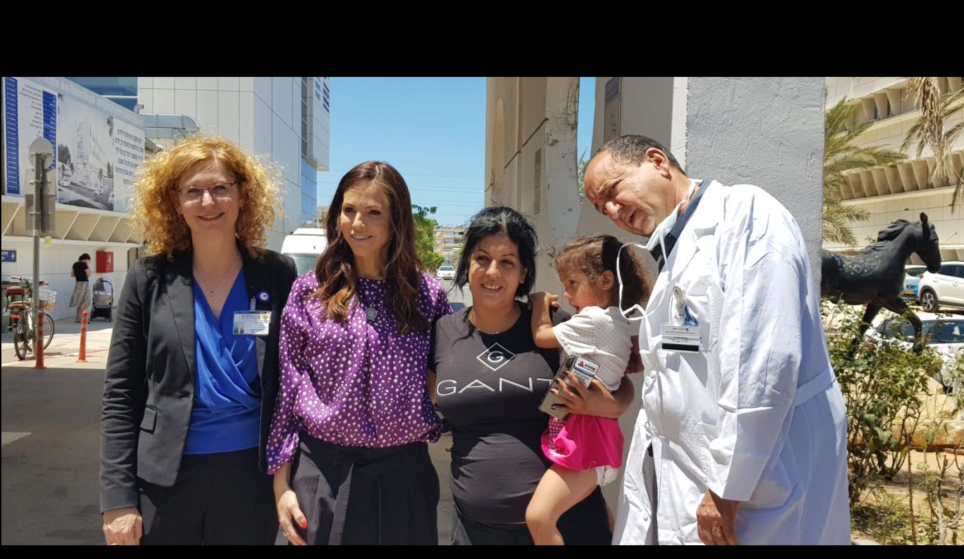 אוריין בזרועות אמה יחד עם השרה עומר ינקלביץ, ד"ר ענת אנגל וד"ר ציון חורי- צילום: דוברות וולפסון
