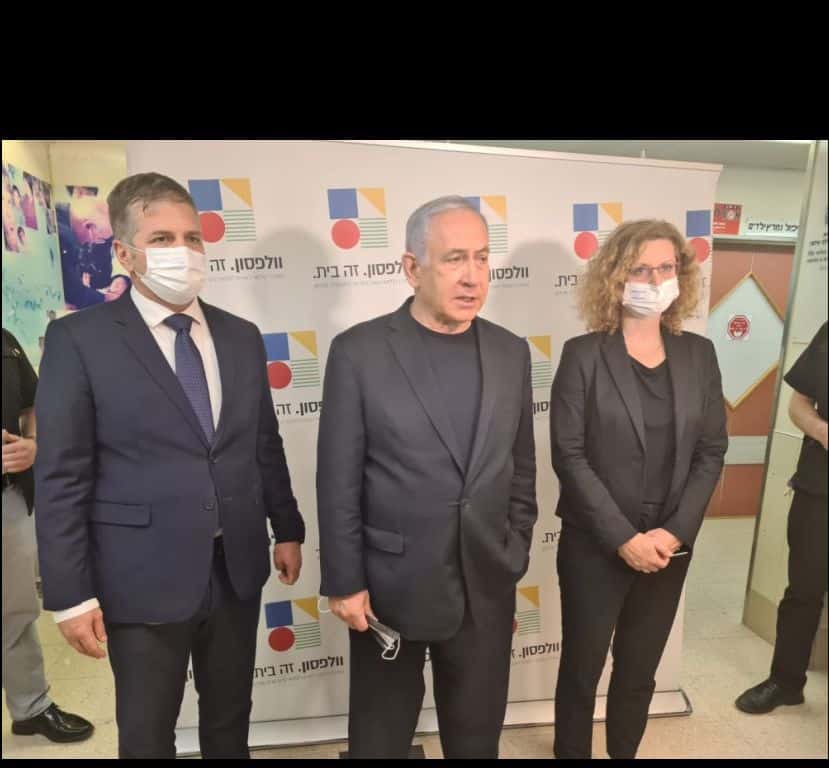 ראש הממשלה בנימין נתניהו, סגן שר הבריאות יואב קיש ומנכ"לית וופלסון- ד"ר ענת אנגל. צילום: דוברות וולפסון