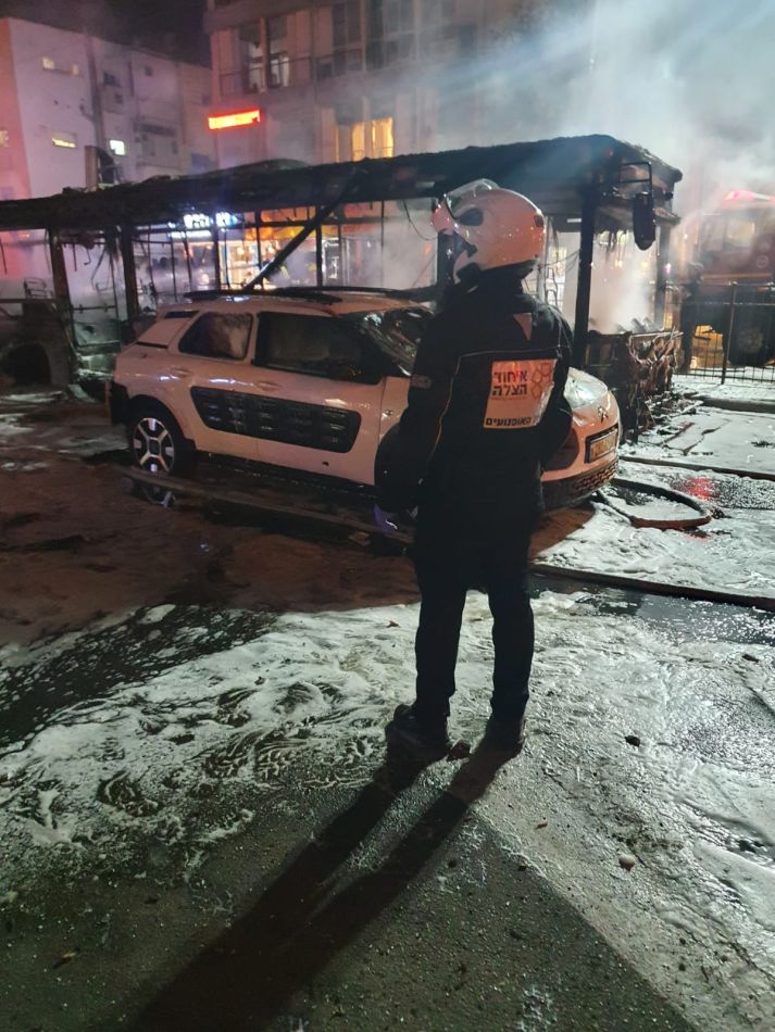 האוטובוס המפויח ברחוב סוקולוב- צילום: דוברות איחוד הצלה