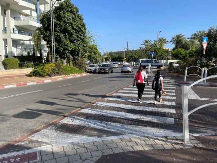 מעבר החצייה ליד בית הספר ללא משמרות זה"ב