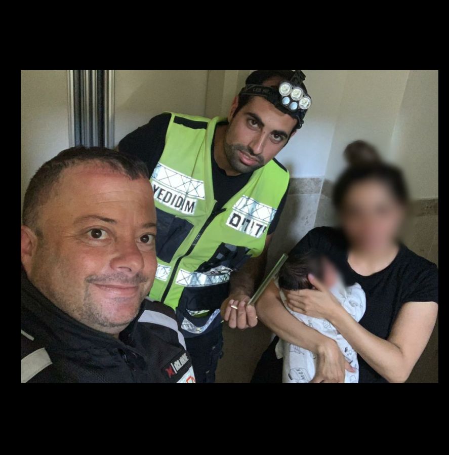 המחלצים עם האם והפעוט- צילום ידידים סיוע בדרכים