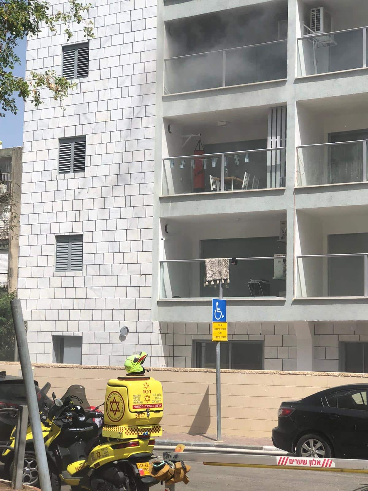הדירה הבוערת ברחוב המעלות- צילום: תיעוד מבצעי מד"א