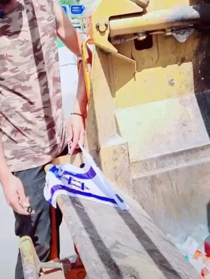 ראשון לציון: העובד ששרף את דגל ישראל, פוטר ונעצר