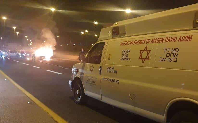 הרכב הבוער בתאונה הקשה- צילום: תיעוד מבצעי מד"א