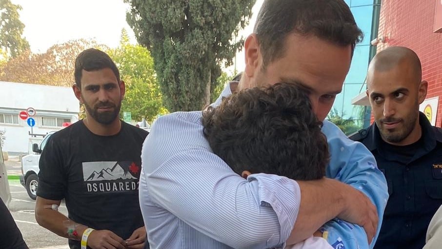 ראש העיר עם הנער בביקור בבית החולים. צילום: דוברות העירייה