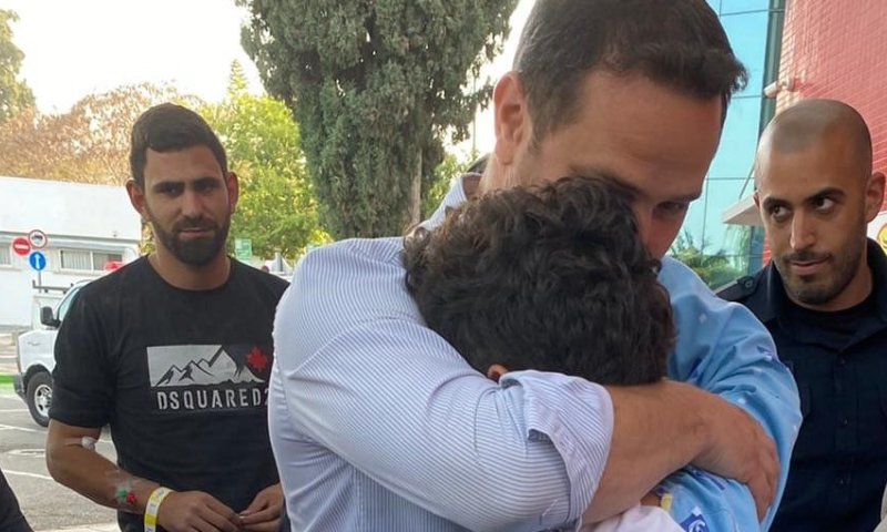 ראש העיר עם הנער בביקור בבית החולים. צילום: דוברות העירייה ראש העיר עם הנער בביקור בבית החולים. צילום: דוברות העירייה