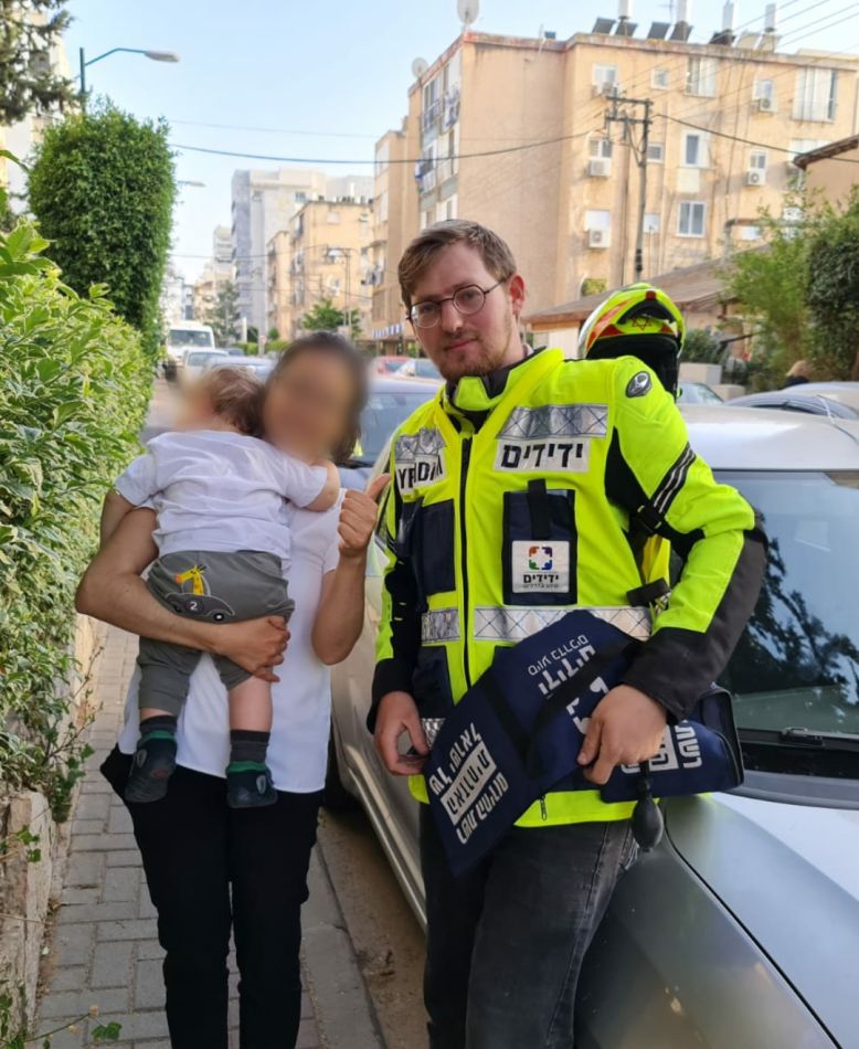 אלחנן, האם והפעוט לאחר החילוץ- צילום ידידים סיוע בדרכים