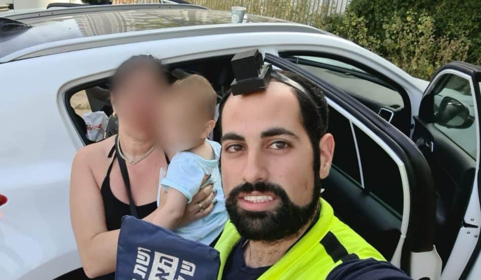 ליאור לוי עם האם הפעוט והתפילין- צילום: ידידים סיוע בדרכים