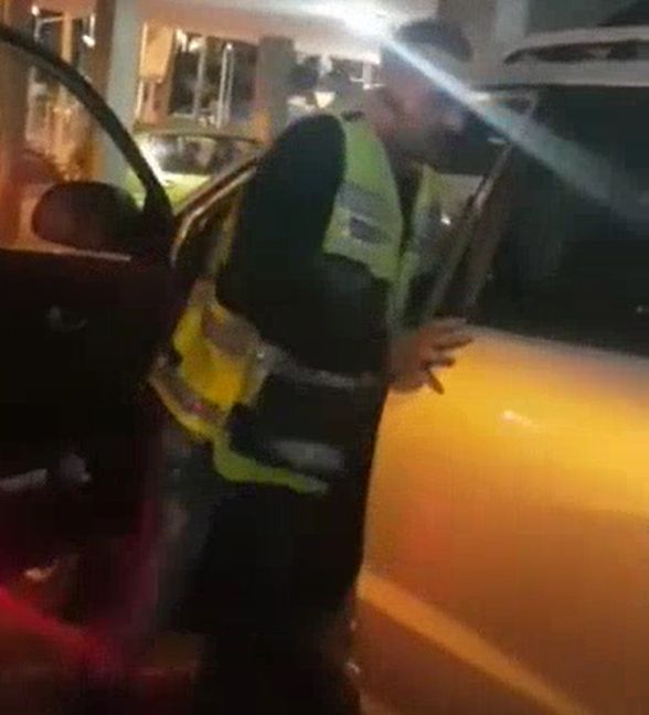 מנהל סניף חולון בת ים מוטי עמר, ברגע החילוץ- צילום: ידידים סיוע בדרכים