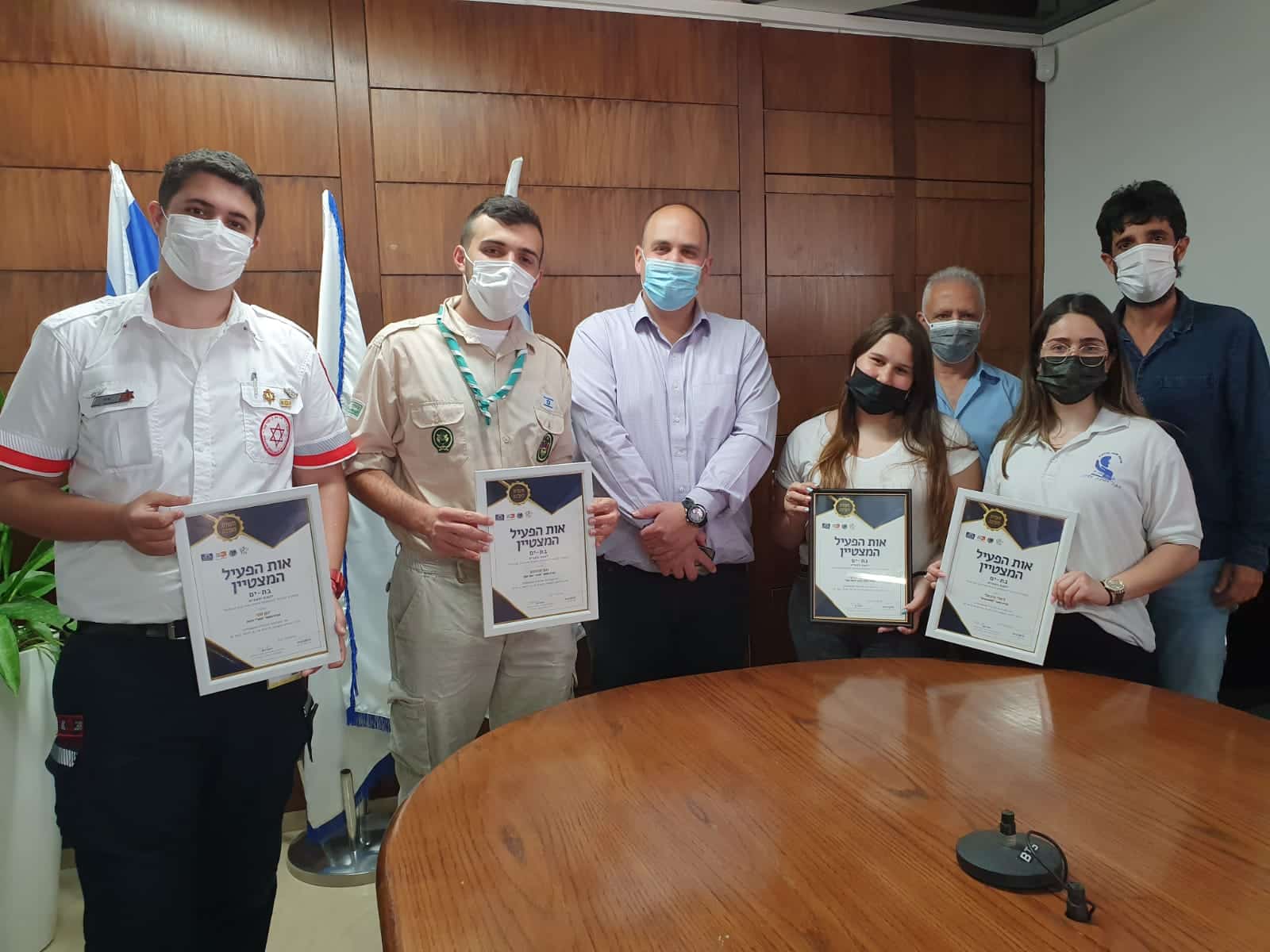 ראש העיר עם המצטיינים- צילום: דוברות עיריית בת ים