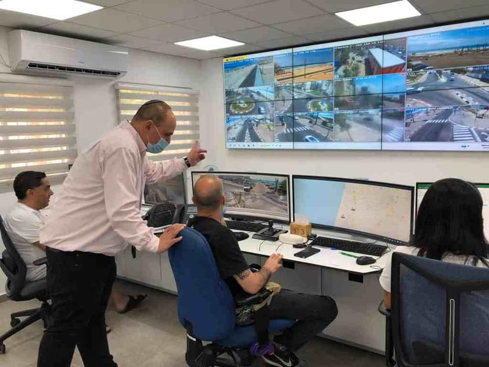 ראש העיר צביקה ברוט בביקור במוקד העירוני- צילום: דוברות עיריית בת ים