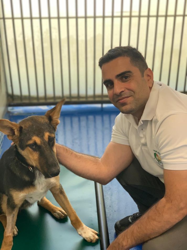 דוקטור תומר ניסימיאן עם באטר צילום דוברות עיריית ראשון לציון