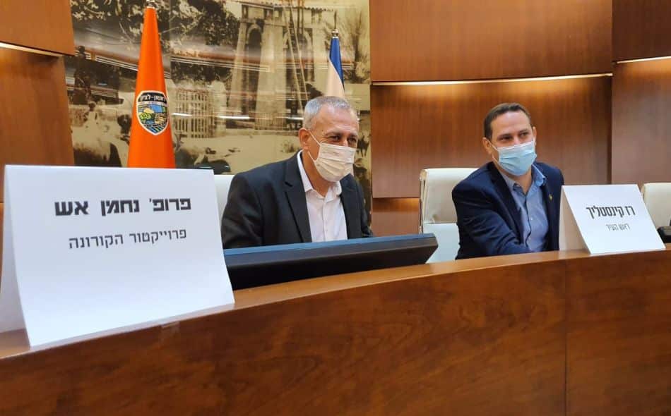 פרופסור נחמן אש עם ראש העיר רז קינסטליך. צילום: דוברות עיריית ראשון לציון