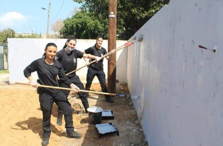 שוטרי מררב איילון ומברשות הצבע- צילום: דוברות משטרת ישראל