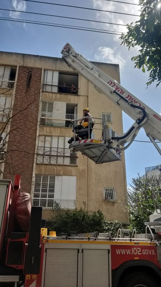 החילוץ בעיצומו- צילום: דוברות כבאות והצלה