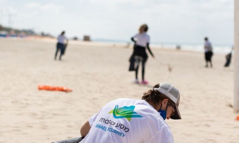 מתנדב בחוף בת ים- צילום: יח"צ