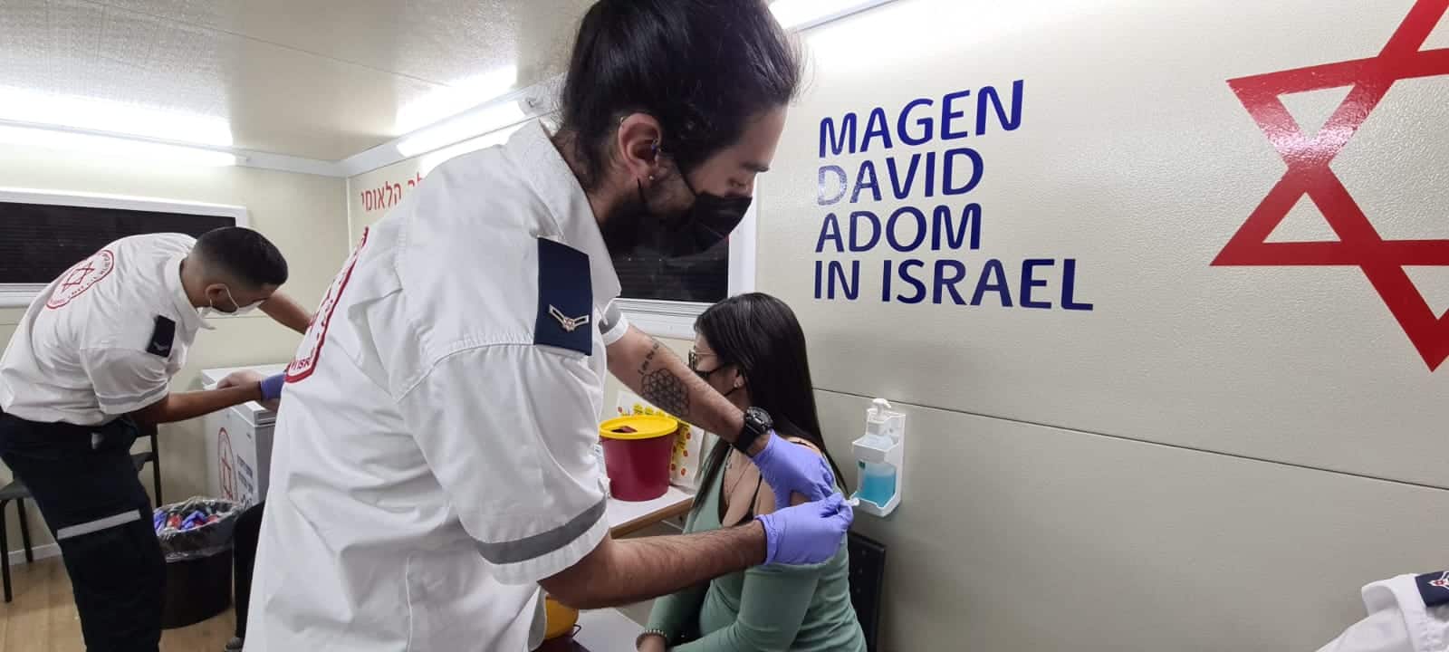 מבצע החיסונים בבת ים. ארכיון  צילום: דוברות מד"א