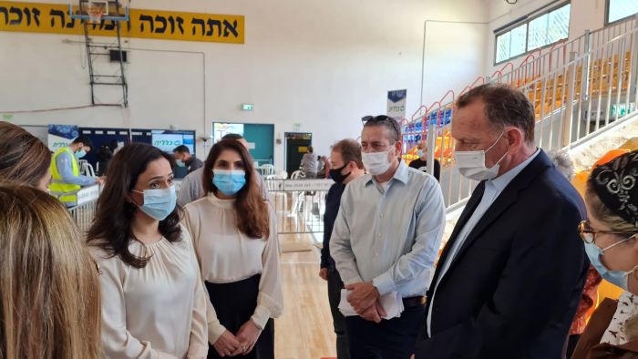 יו"ר דירקטוריון כללית, האלוף במילואים יוחנן לוקר וליאת שוחט. צילום: דוברות כללית מחוז דן-פ"ת