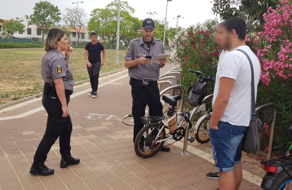 הפקחים העירוניים בפעולה- צילום: עיריית ראשון לציון