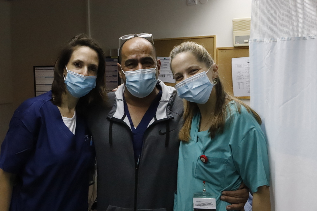 משה יוסף ברין וצוות חדר הלידה <br> צילום: איתן אלחדז ברק 