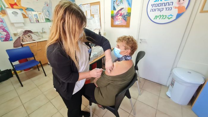 מתחסנים באור יהודה. צילום: דוברות העירייה