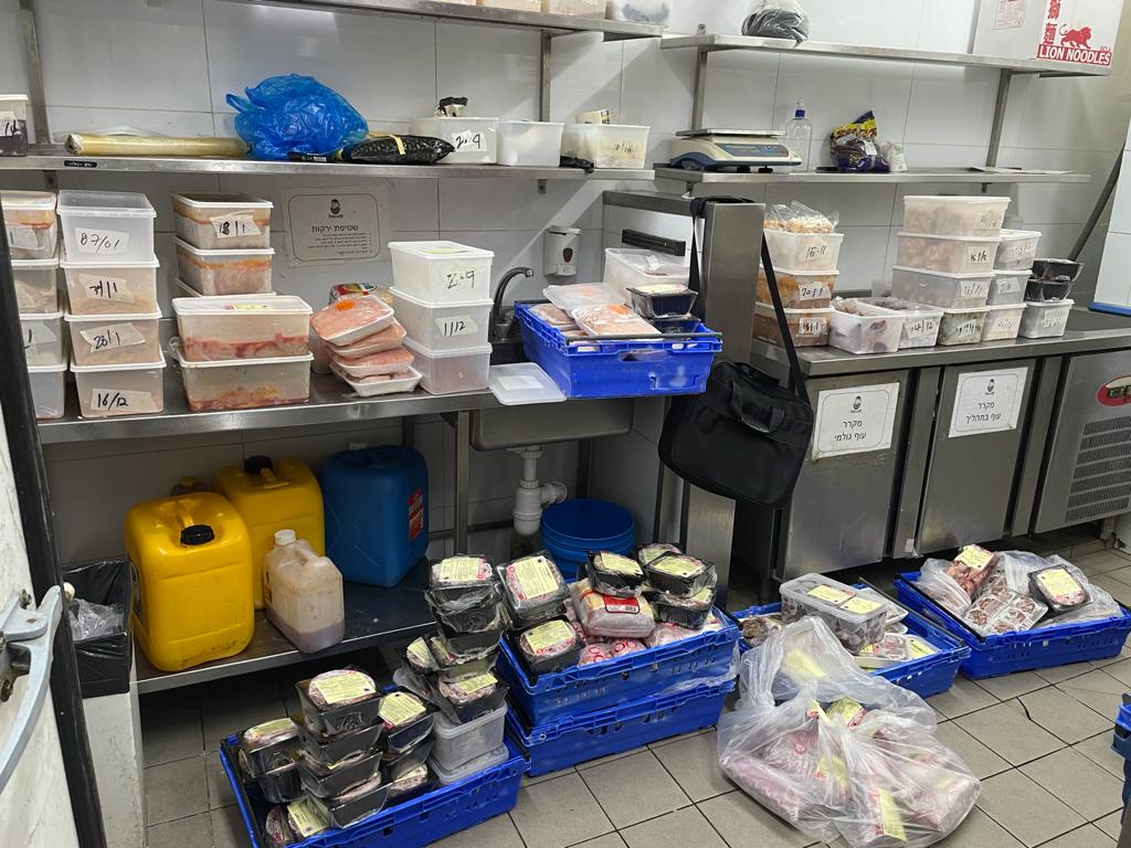 המוצרים שנתפסו והושמדו. צילומים: עיריית חולון