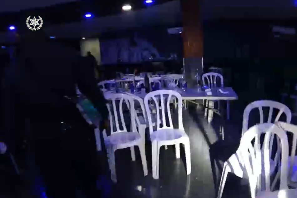 זירת האירוע. צילום ממצלמת הגוף של השוטרים- דוברות משטרת ישראל