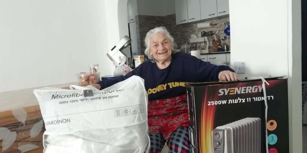 חלוקת רדיאטורים ושמיכות לניצולי השואה- צילומים: עיריית חולון