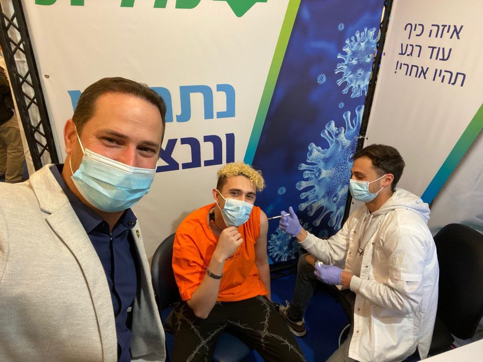 ראש העירייה רז קינסטליך עם עמית בן נון תלמיד כיתה י"א מבית הספר 'עמית עמל' שהגיע להתחסן אמש. צילום: דוברות עיריית ראשון לציון