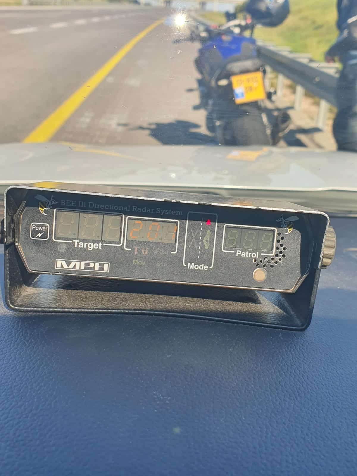 ה"דבורה" מציגה את מהירות רוכב האופנוע