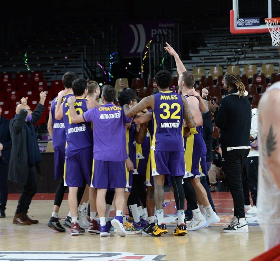 הסגול עולה! צילום: FIBA BASKETBALL