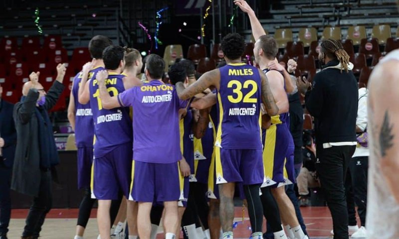הסגול עולה! צילום: FIBA BASKETBALL