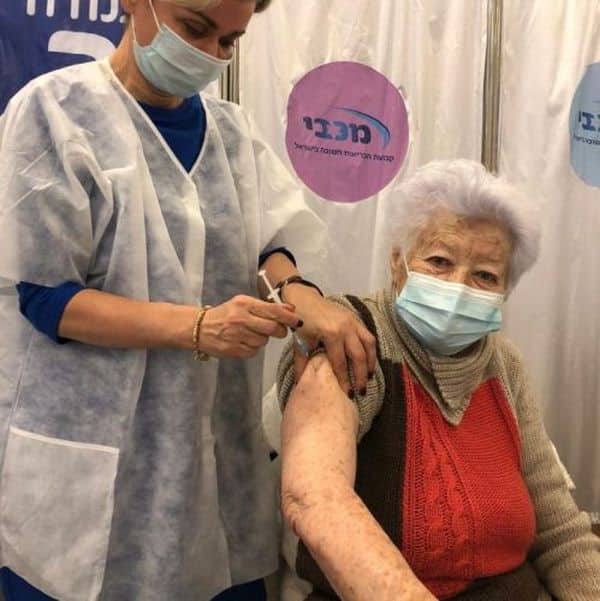 ריטה מתחסנת. צילום: דוברות מכבי