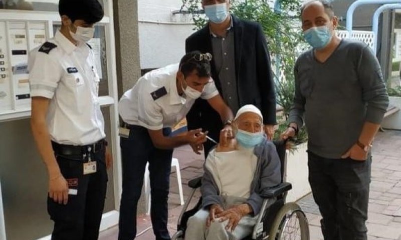 צוות מד"א מחסן את חסן אהרון בן 106. צילום: דוברות עיריית יהוד מונוסון 