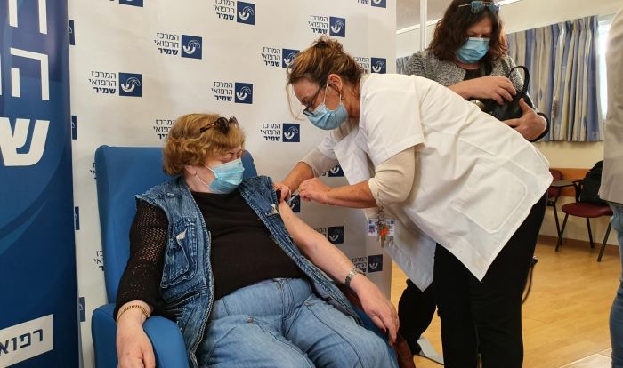 אליזבת שפינר מתחסנת בבית חולים אסף הרופא