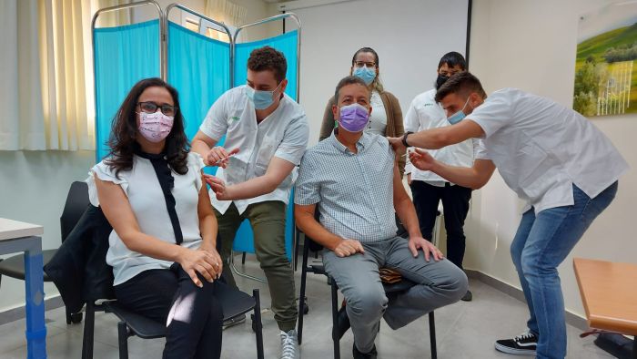 ישראל גל וליאת שוחט מתחסנים. דוברות מחוז דן-פ"ת, כללית